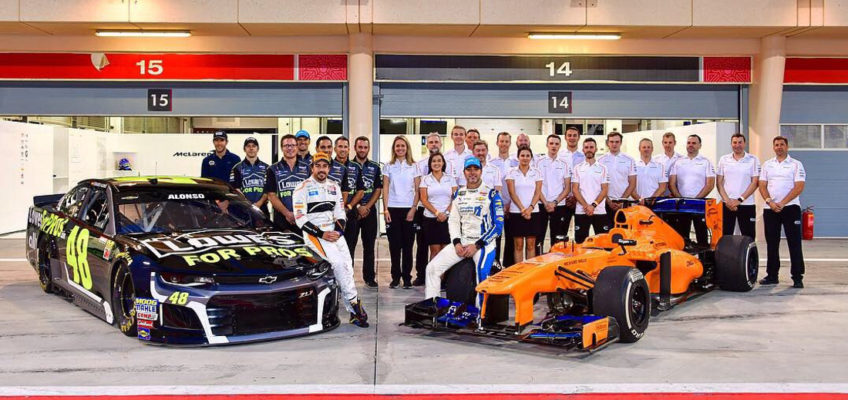 Fernando Alonso y Jimmie Johnson intercambian sus coches de la Fórmula 1 y la NASCAR