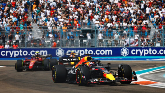 foto: GP de Miami: Verstappen contiene a Leclerc; Sainz, tercero y Alonso en blanco